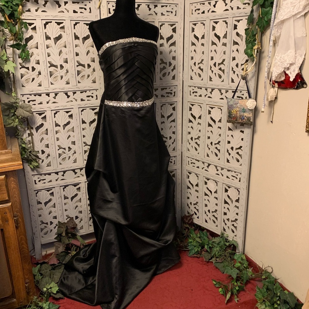 JUMP APPAREL LIKE NEW DARING BLACK SATIN & JEWELS FORMAL PROM DRESS GOWN